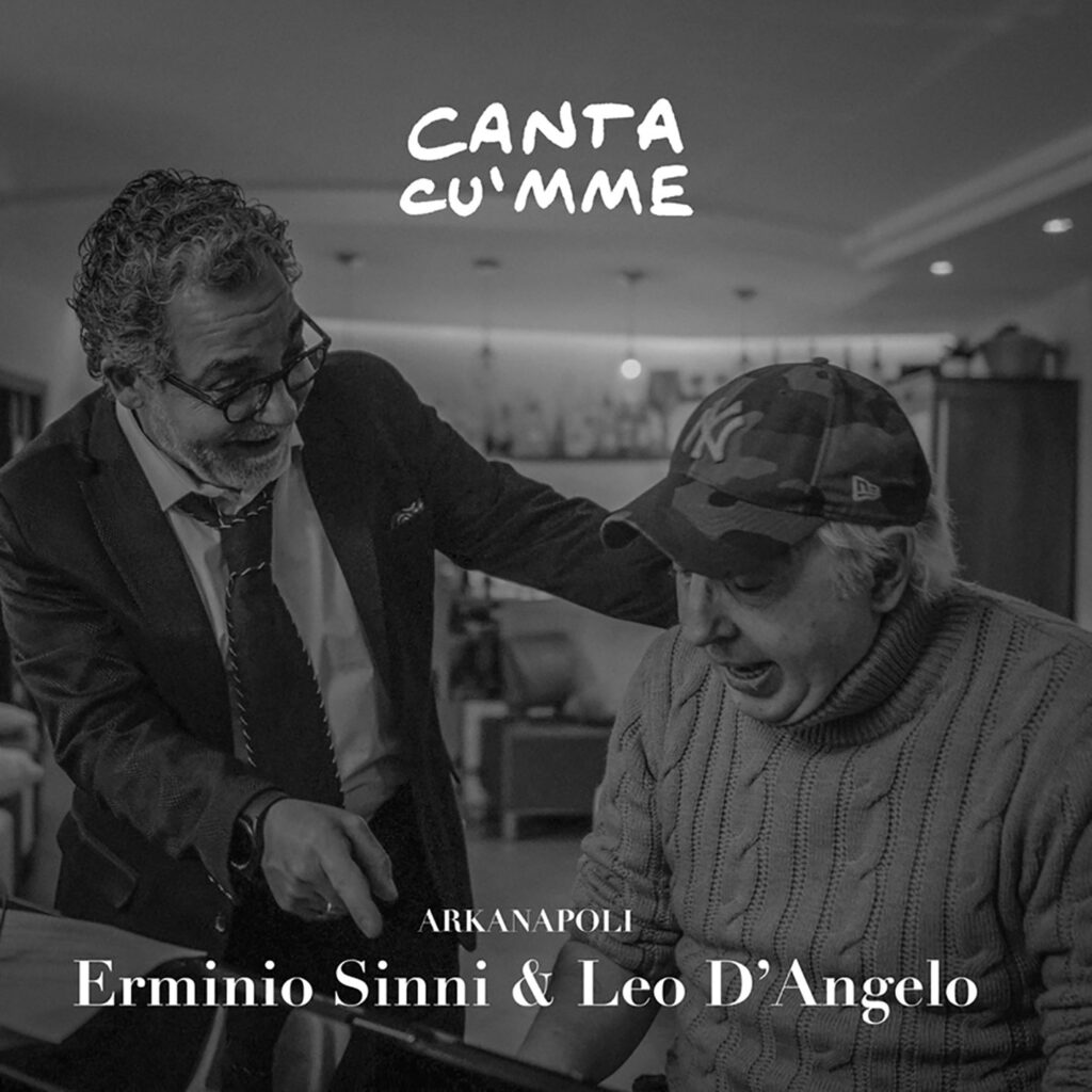 erminio sinni e leo d'angelo nella copertina del nuovo singolo, che li ritrae davanti a un pianoforte intenti a cantare