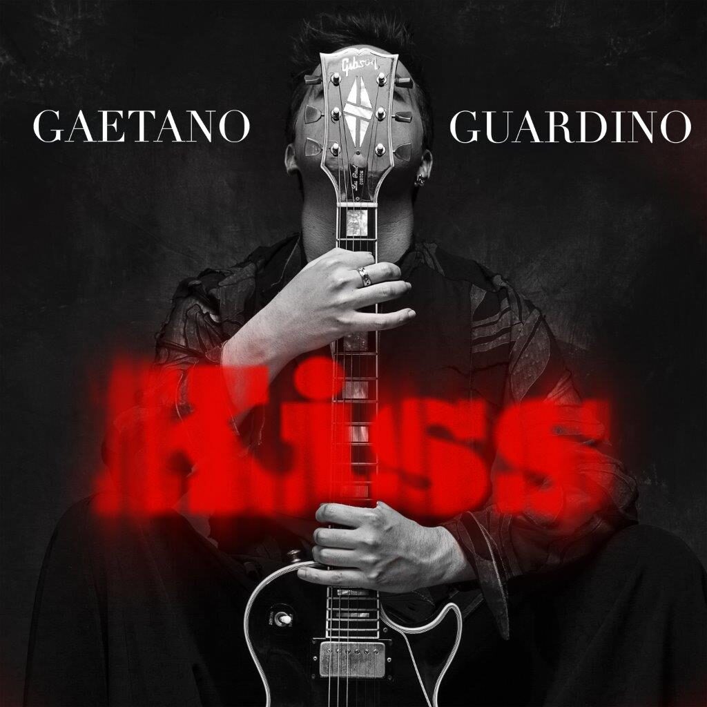 kiss - la copertina del nuovo singolo di gaetano guardino, che lo ritrae coperto da una chitarra elettrica nera e lucida
