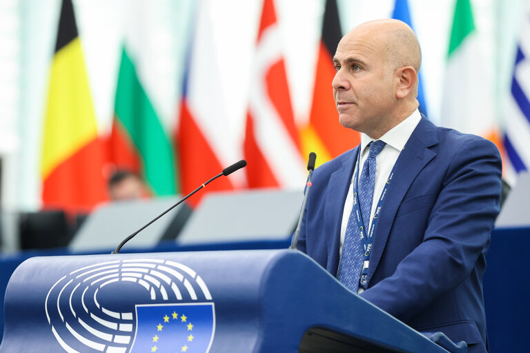 Salvatore De Meo, con completo blu e camicia bianca, parla dal podio del Parlamento Europeo