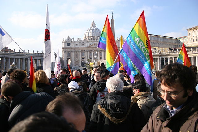 manifetazione con bandiere arcobaleno davanti vaticano