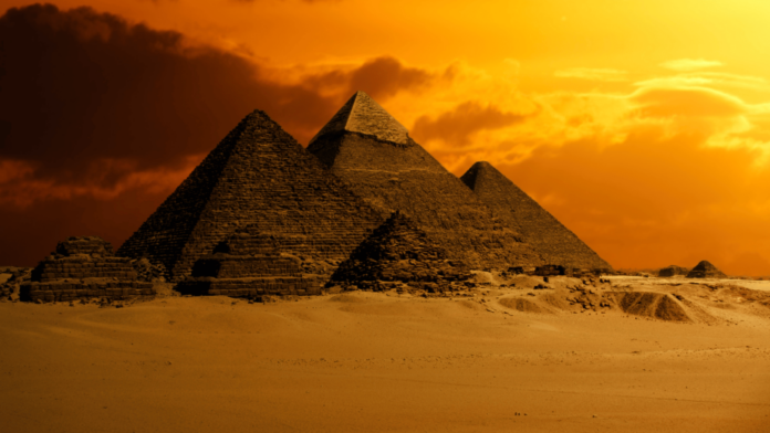 piramidi dìegitto nel rosso infuocato del cielo al tramonto