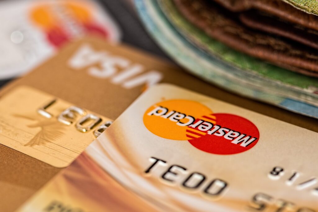 delle carte di credito color oro di mastercard e visa