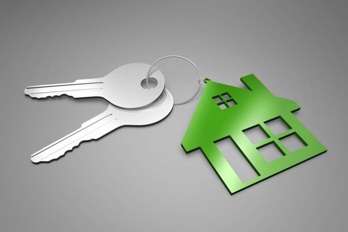 appartamento - nella foto le chiavi di un'abitazione sttaccate ad un portachiavi fatto a forma di casa verde