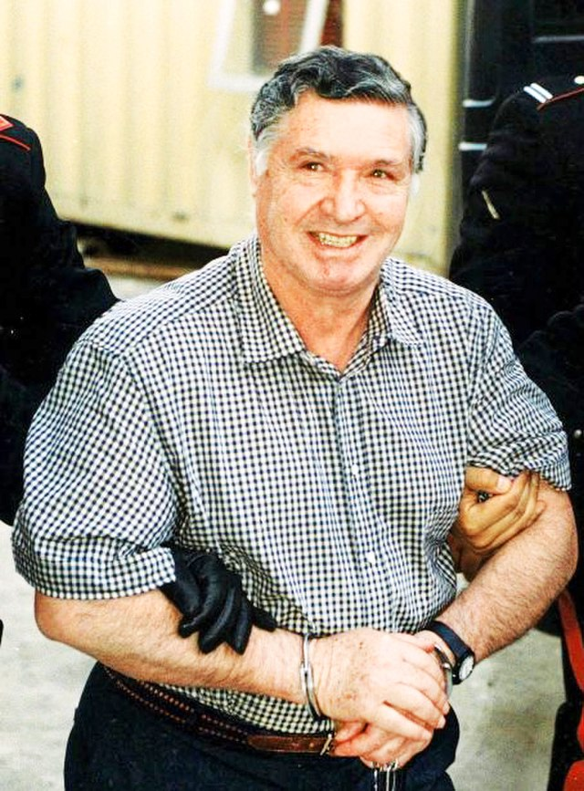 la mafia il boss salvatore riina sorridente durante l'arresto