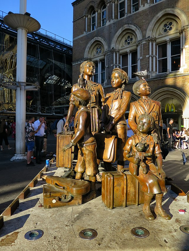 Il Frank Meisler Kindertransport Memorial si trova davanti alla stazione di Danzica, Polonia