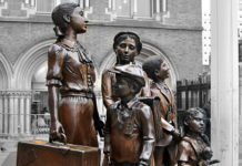 statua in Hope Square davanti alla staizone di Liverpool