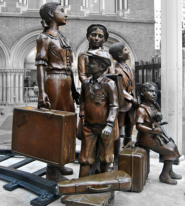 statua in Hope Square davanti alla staizone di Liverpool