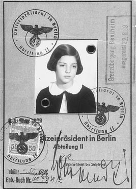 passaporto di una bambina dei kindertransport da Enciclopedia dell'Olocausto foto bianco nero