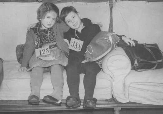Bambini rifugiati all'arrivo in Inghilterra il 12 dicembre 1938, fonte Enciclopedia dell'olocausto. foto bianco nero