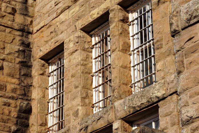 protesta carceri - nella foto le finestre con le sbarre di un edificio di vecchia costruzione