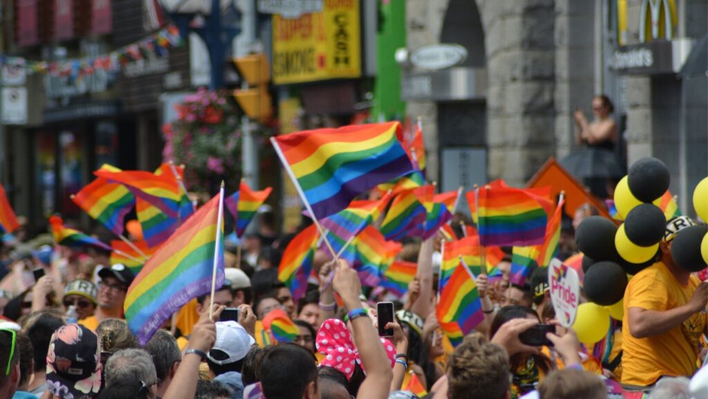 una maifestazione pride religioni e omosessualità