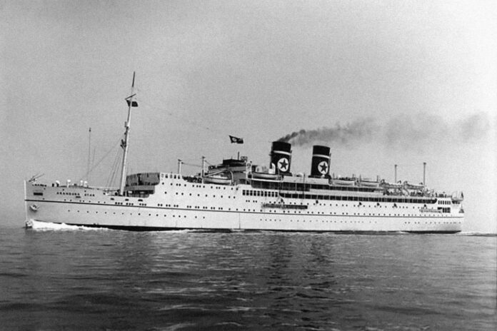 la nave arandora star protagonista di quel che onda divide in una foto d'epoca in bianco e nero mentre solca le onde