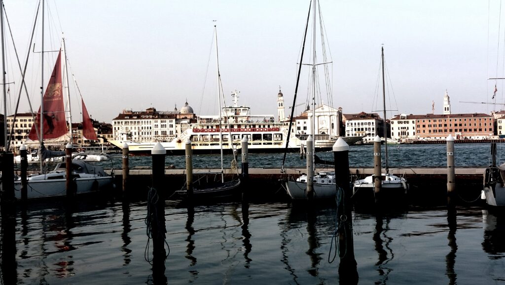 Vaporetti nella laguna di Venezia