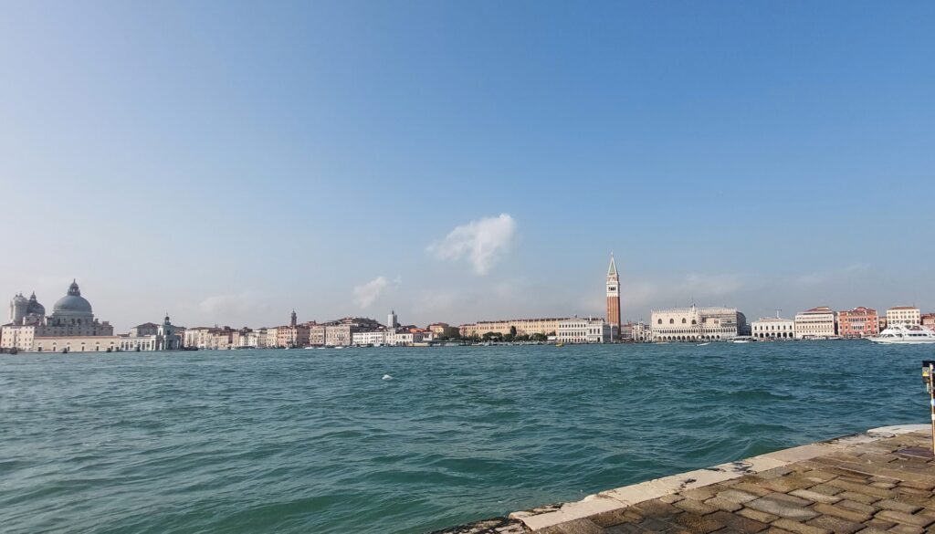 Venezia vista dall'isola di San Giorgio, con tutto il mare in primo piano e sullo sfondo la città di venezia, con il campanile di San Marco