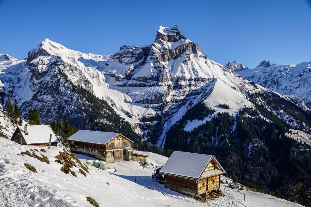 turismo sciistico - una montagna con le vetti spoglie di neve e poca neve anche sui pendii
