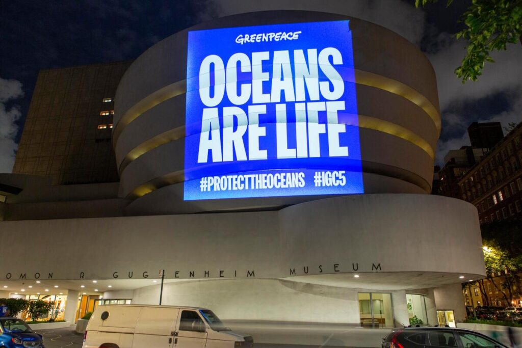 oceani - un gigantesco ledwall blu con la scritta "Ocean are life" all'internod i un auditorium