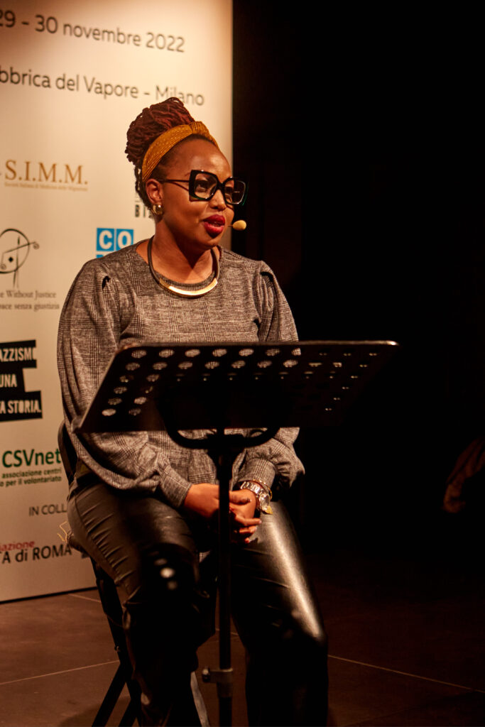 una donna africana porta la sua testimonianza per il contrasto alle MGF durante un convegno Amref
