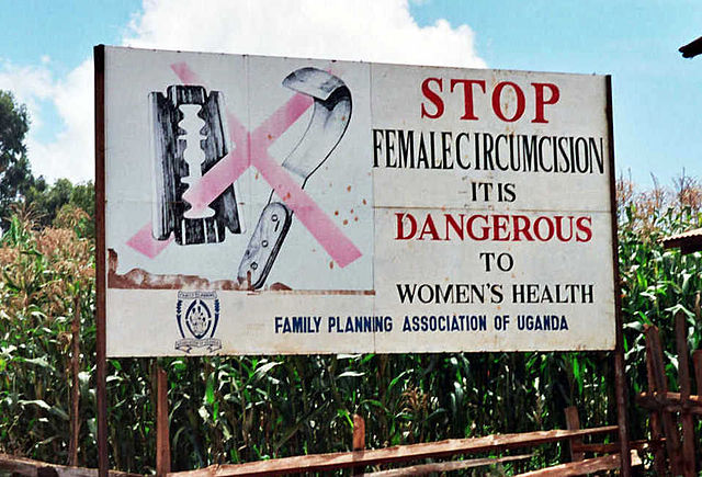 un cartello stradale in Uganda contro la circoncisione femminile
