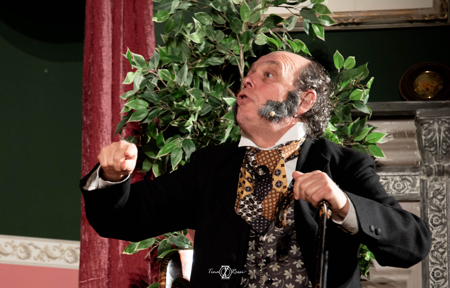 sherlock holmes . alfonso rinaldiindossa una camicia bianca, una cravatta colorata e una giacca nera,