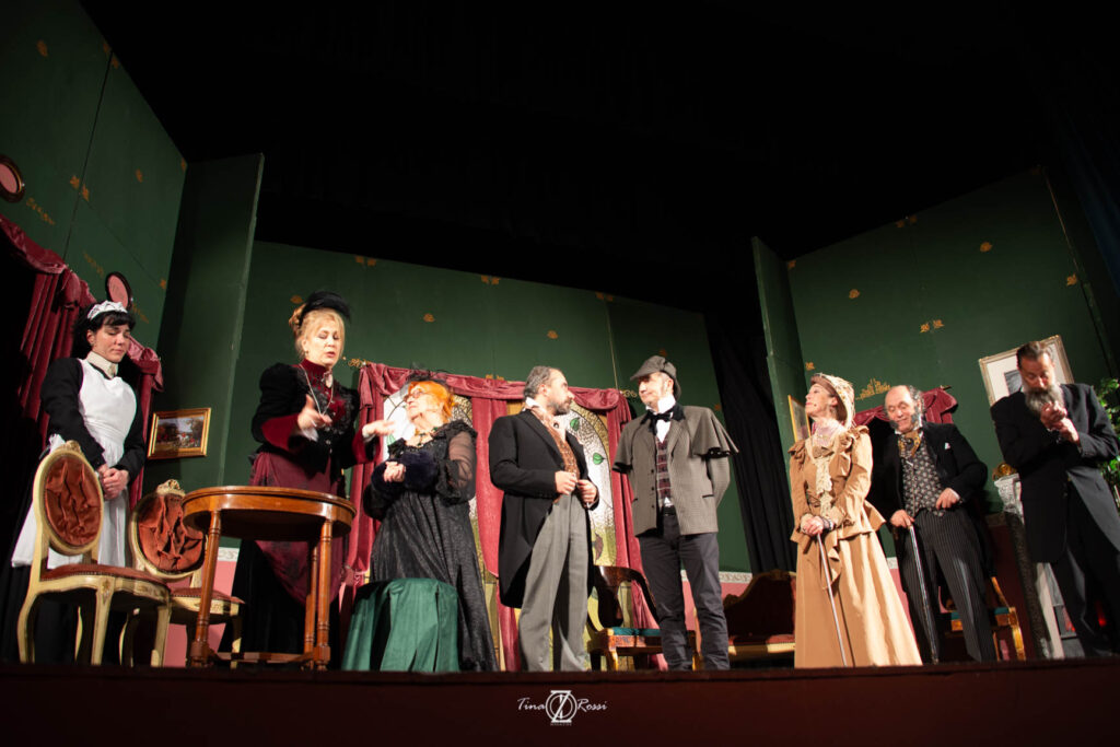 sherlock holmes a teatro e il mistero di lady margaret - la copmpagnia sul palco in una scena