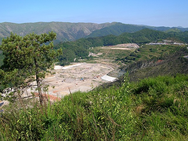 panorma della discarica scarpino di genova piante rigogliose e terreni