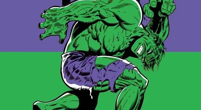 Hulk 60 Incredibili Anni - nella foto la copertina del volume divisa a metà sopra color viola e sotto color verde e inmezzo il personaggio di hulk mentre si china su un ginocchio, con l'espressione arrabbiata o sofferta