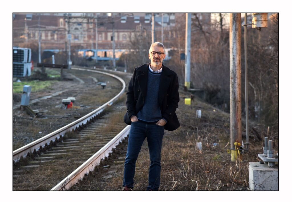 gian marco Griffi fotografato lungo una linea ferrroviaria