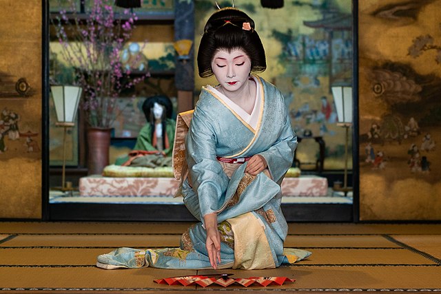 pagine giapponesi una geisha mentre prende un ventaglio