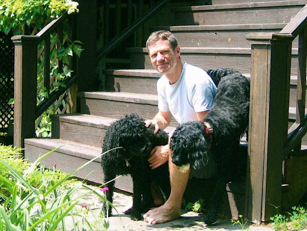 lo scrittore cameron seduto con un cane nero
