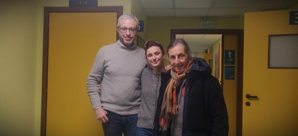 da sinistra il dr Luca Bello, la dr Anita Fortunato e la dr Marilena Bertini in piedi daavnti all'ambulatorio del CeMuSS