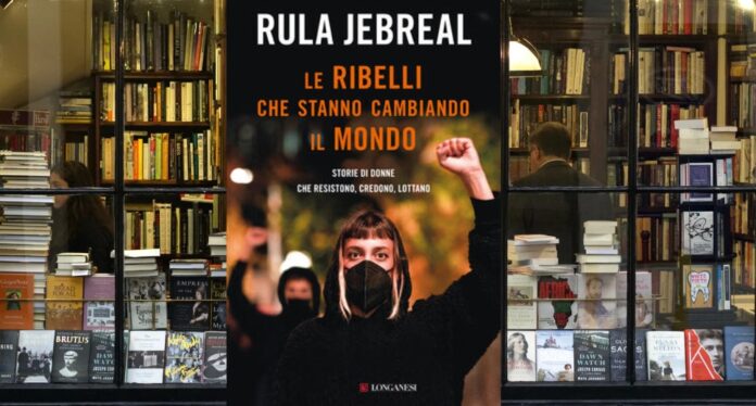 una libreria con la copertina del libro le ribelli che cambieranno il mondo