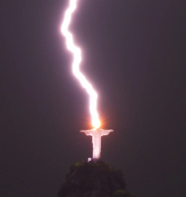 il momento della caduta del fulimine in Brasile