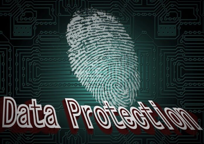 privacy dei dati - nella foto un'impronta digitale verde su sfondo nero e la scritta 