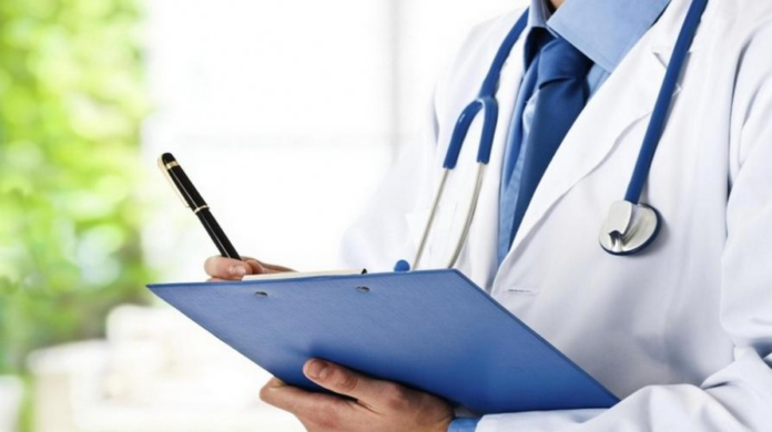 un immagine di dottore con cartella in mano e stetoscopoi impegnato in medicina territoriale