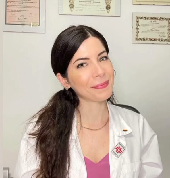 la dottoressa simona meloni con camice fondo muro con lauree autrice di la dieta antinfiammatoria