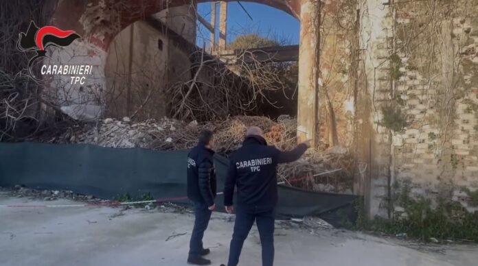 i carabinieri TPC durante il sequestro della stazione napoli Bayard