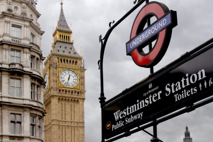 new wave - cosa resterà degli anni '80 - nella foto l'insegna della metro di londra e sullo sfondo la torre dell'orologio