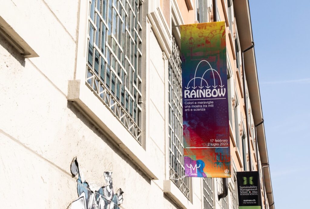 l'infgresso alto strada della mostra con striscione rainbow