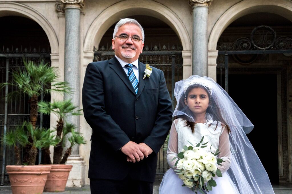 un uomo brizzoalto con una sposa bambina foto amnesty
