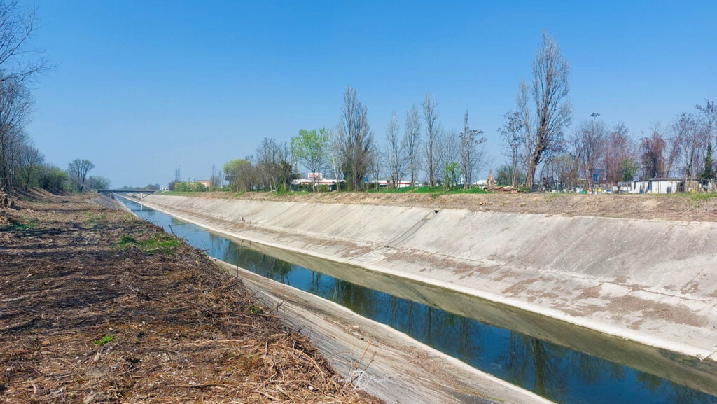 siccità in Pianura Padana - un canale praticamente secco con pochissima acqua e gli argini di terra sono secchi