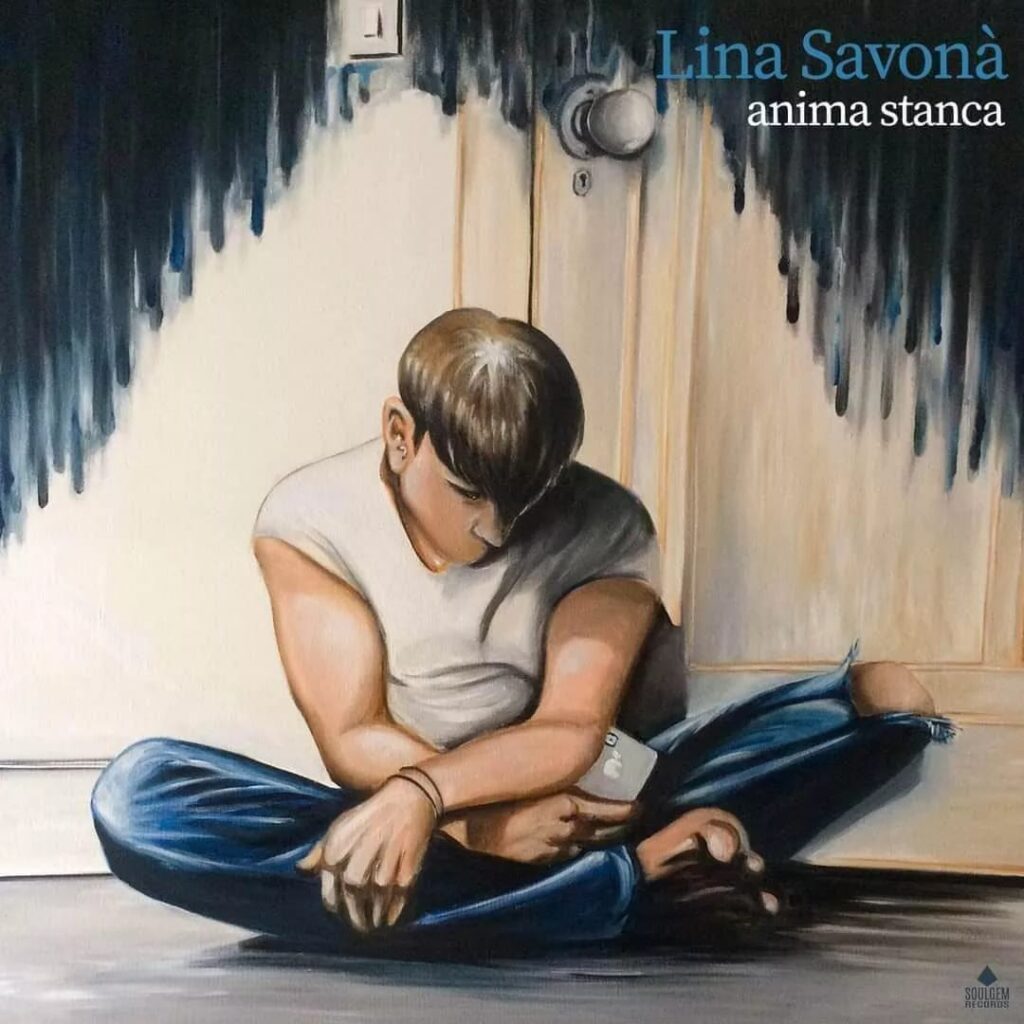 anima stanca - la copertina del nuovo singolo di lina savonà, che che raffigur un ragazzo seduto gambe incrociate, che indossa jeans strappati a t-shirt bianca