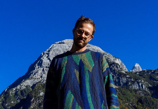 gregorio sanchez fotografato all'aperto, in montagna, indossa un maglione a strisce blu