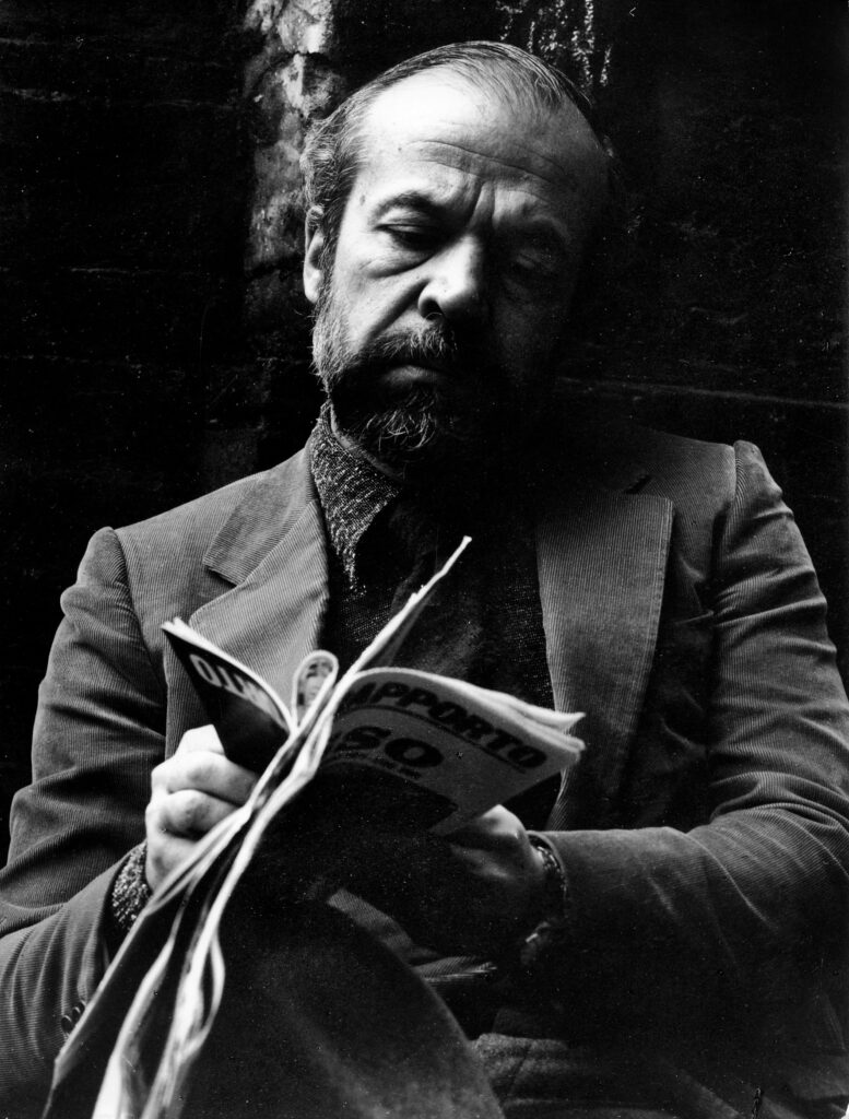 mario LAttes in una foto in bianco nero seduto con un giornale in mano