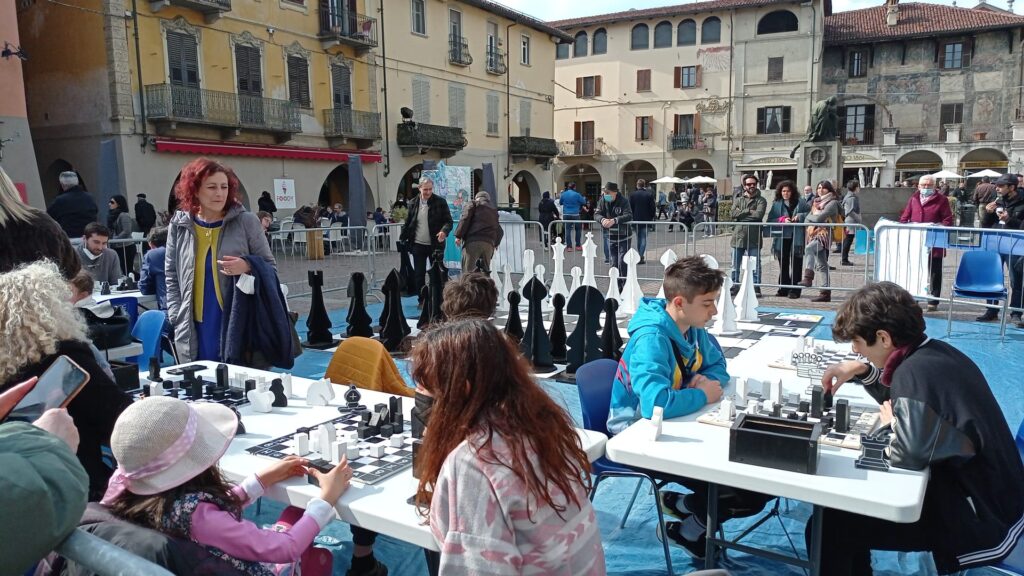 Carmagnola - una piazza con tanta gente che gioca a scacchi