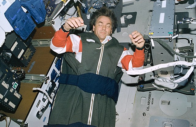 un astronauta dorme dentro la navicella spaziale