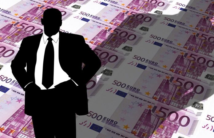 decreto ingiuntivo europeo pagamenti - la sagoma di un uomo vestito di nero, camicia bianca e cravatta nera, sovrapposta ad uno sfondo di banconote da 500 euro