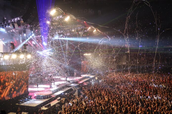 Concerto live con tantissima gente sotto un enorme palco illuminato