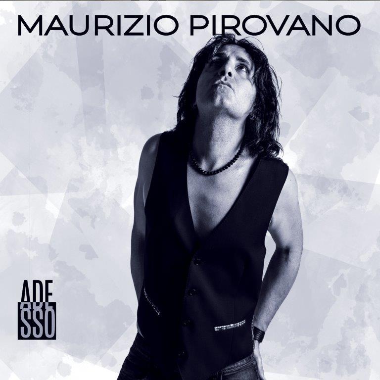 adesso - la copertina del nuovo album di maurizio pirovano, che lo ritrae in piedi, le mani nelle tasche posteriori dei jeans, con indosso un gilet nero