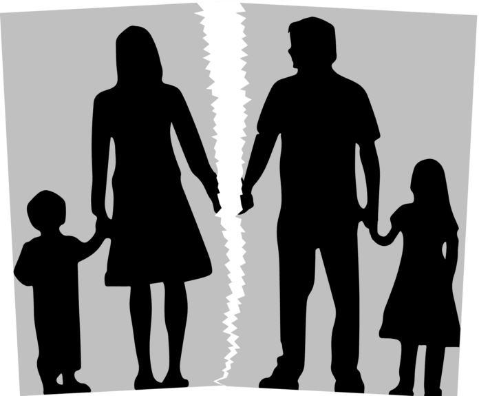 mantenimento figli e separazione - una foto in bianco e nero, strappata a metà, da una parte la sagoma di una mamma che tiene per mano un figlio e l'altra parte, un padre che tiene per mano una figlia