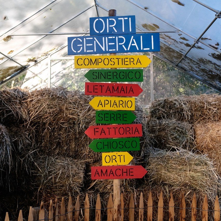 immagine di orti generali con cartelli colorati direzionali per indicare fattoria, corsi 